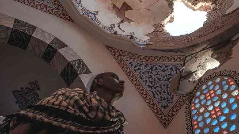 Um dos mausolus da histria mesquita de al-Negashi Mosque foi danificado em conflitos no Tigr