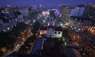 Milhares de pessoas que se reuniram na Plaza de Mayo, em Buenos Aires, para se despedir de Cristina Kirchner(foto: AFP PHOTO / PABLO PORCIUNCULA )