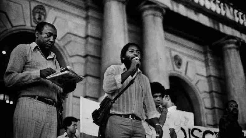 Antonio Leite, Milton Barbosa (ao microfone) e Flavio Carrana durante o primeiro ato pblico do MNU, nas escadarias do Teatro Municipal de So Paulo, em 7 de julho de 1978