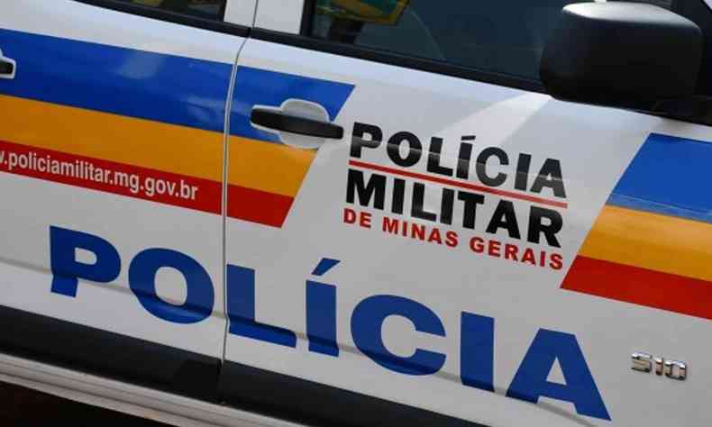 Foto ilustrativa de logomarca da Polcia Militar em porta de viatura da corporao