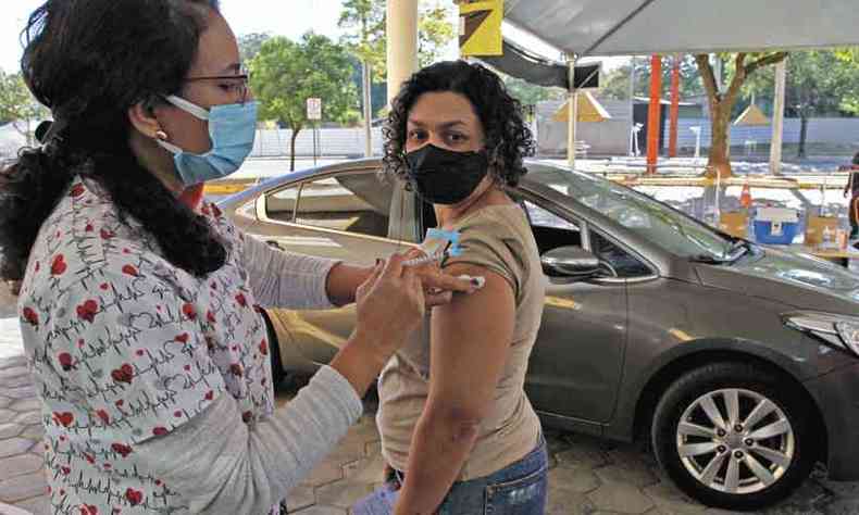 Em Belo Horizonte, a engenheira civil Karla Minafra chegou cedo e recebeu a primeira dose da vacina da Pfizer(foto: Edsio Ferreira/EM/D.A Press )