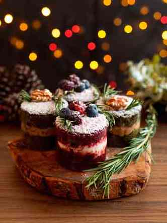 Minicakes entram no clima de Natal com frutas vermelhas, pistache e nozes(foto: Dbora Gabrich/Divulgao)