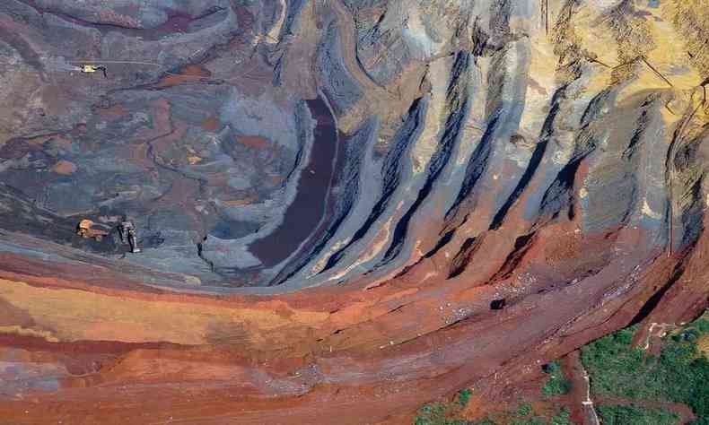 Imagem de uma cava de minerao em Minas Gerais