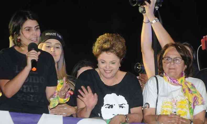 Dilma Rousseff, que participou ontem de ato em BH com Manuela D'vila, continua na liderana na disputa pelo Senado (foto: Leandro Couri/EM/D.A Press)