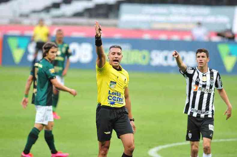 Felipe apitou a deciso do Campeonato Mineiro(foto: Alexandre Guzanshe/EM/D.A Press )