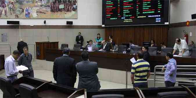 Em votao confusa, vereadores mudaram seus votos vrias vezes e a PBH obteve aval apenas para vender espao publicitrio nos abrigos dos nibus rpidos(foto: Edesio Ferreira/EM/D.A Press)