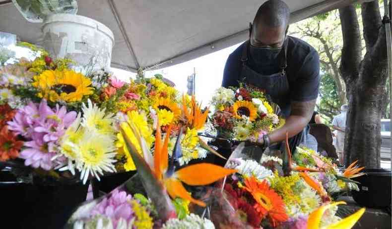 Comercio de flores para o Dia de Finados; Rogerio da Silva, dono da Banca do Paulo, na Feira das Flores, na Avenida Carandai