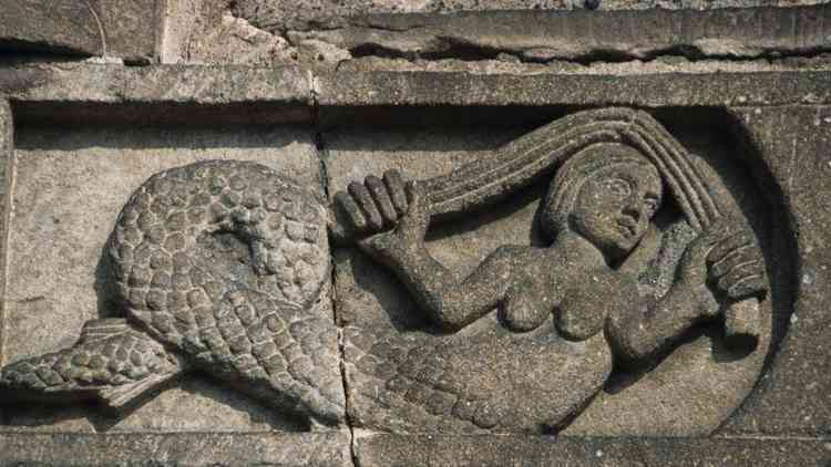 Sereia esculpida em pedra