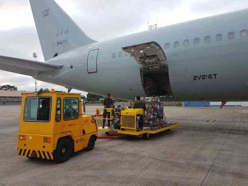 Avio da FAB saiu de Braslia com quase 23 toneladas de leite em p e 500 kits de primeiros socorros com destino a Boa Vista, Roraima, para a ajuda humanitria colocada  disposio dos venezuelanos(foto: TV NBR/Divulgao)