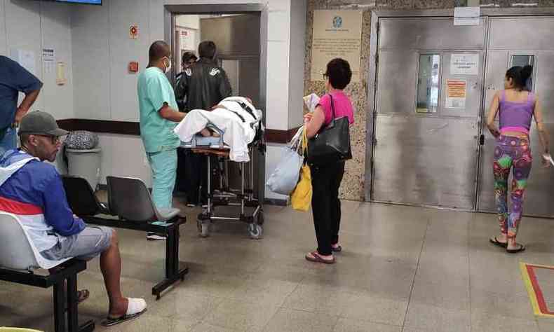 Muitos dos pacientes que chegaram do Risoleta Neves no final da tarde de quinta ainda aguardam por atendimento