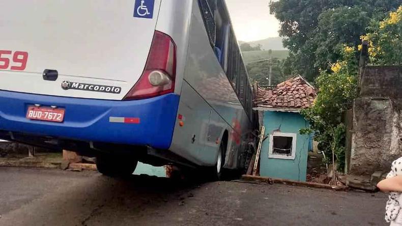 nibus desceu rua e avanou sobre casa, destruindo o imvel