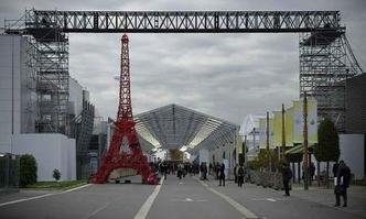 Miniatura da Torre Eiffel na avenida Champs-Elys�es durante a COP21(foto: ERIC FEFERBERG/AFP)