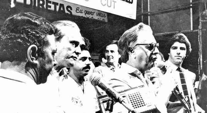 O ponto mximo da campanha em Minas Gerais foi o comcio de 3 de setembro de 1987, na Praa da Rodoviria, em Belo Horizonte, que reuniu cerca de 100 mil pessoas(foto: Jos Pereira/EM/D.A Press - 14/8/84)