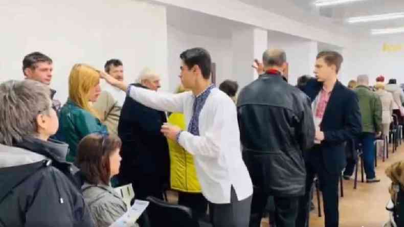 Pessoas recebendo a beno em igreja