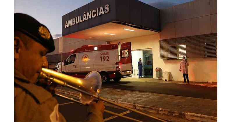 Entre os hospitais de Uberaba, a banda da 5ª RPM se apresentou em frente ao Hospital Regional José Alencar, que atende exclusivamente pacientes com a COVID-19(foto: Sérgio Teixeira)