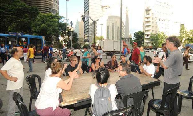Mesa itinerante serviu de acomodação para interação entre artistas e pedestres(foto: Leandro Couri/EM/D.A Press) Mesa itinerante serviu de acomodação para interação entre artistas e pedestres(foto: Leandro Couri/EM/D.A Press)