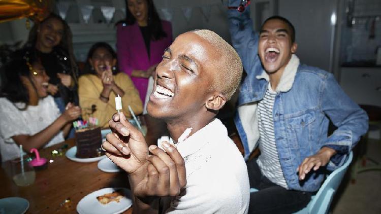 Jovens compartilhando em um aniversário