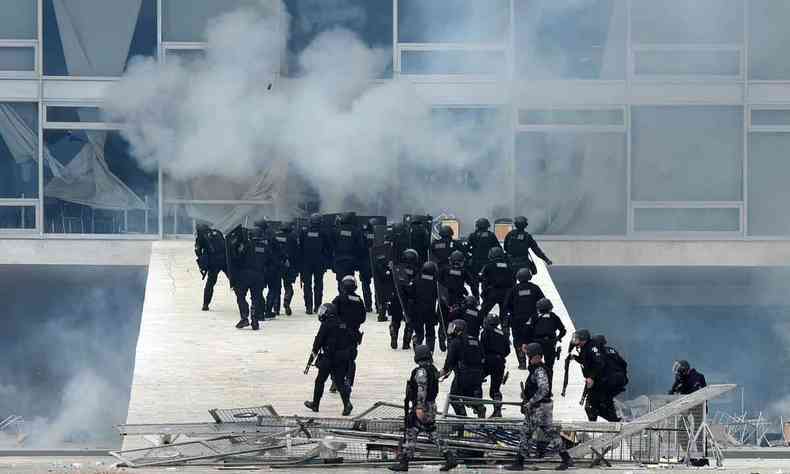 Polcia dispersa vndalos em Braslia