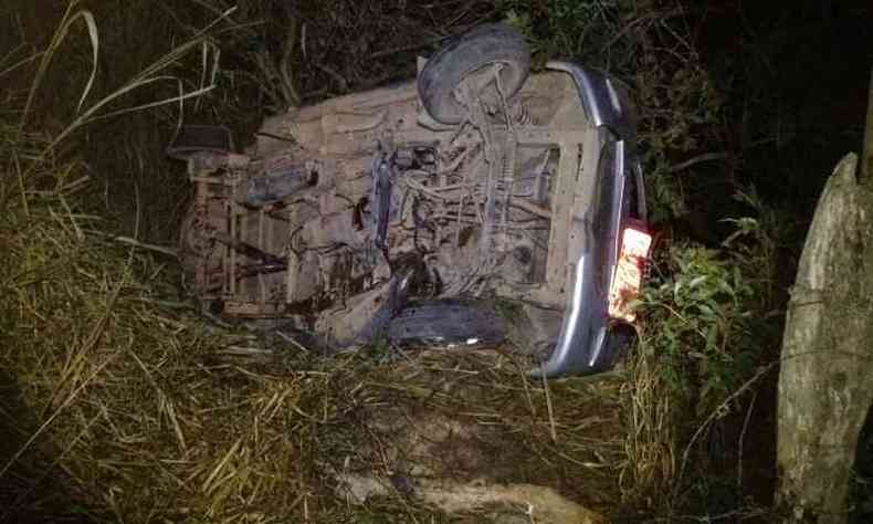 Acidente ocorreu na noite de sbado na rodovia estadual(foto: Corpo de Bombeiros/Divulgao)