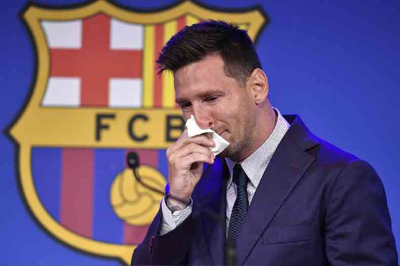 Lionel Messi chora durante a coletiva de imprensa de sua despedida, em 8 de agosto de 2021 no Camp Nou de Barcelona ( AFP / Pau Barrena)