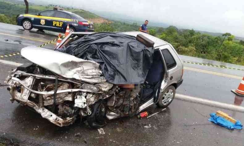 Motorista do Uno morreu na hora(foto: Polícia Rodoviária Federal (PRF) / Divulgação)
