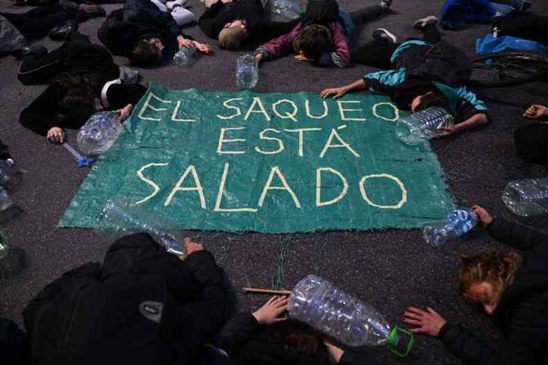 Um grupo de manifestantes protestou em Montevidu no final de maio pelo que consideram ter sido o saque de recursos naturais por grandes agroindstrias. Neste caso, a expresso 'est salado'  uma expresso uruguaia que significa ' muito grande'.