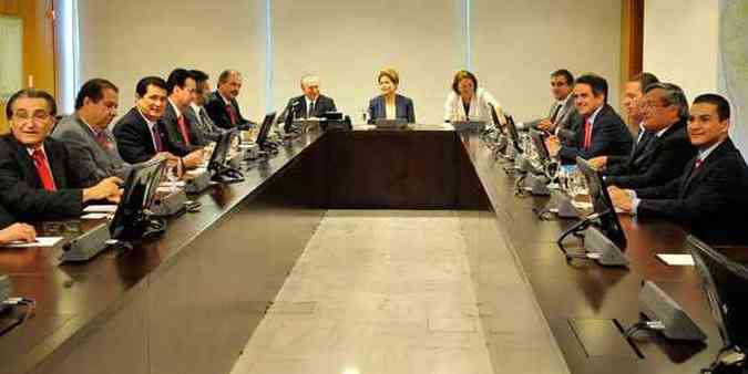 Dilma com presidentes dos partidos da base. Somente o PP foi contra o plebiscito(foto: Antnio Cruz/ABr)