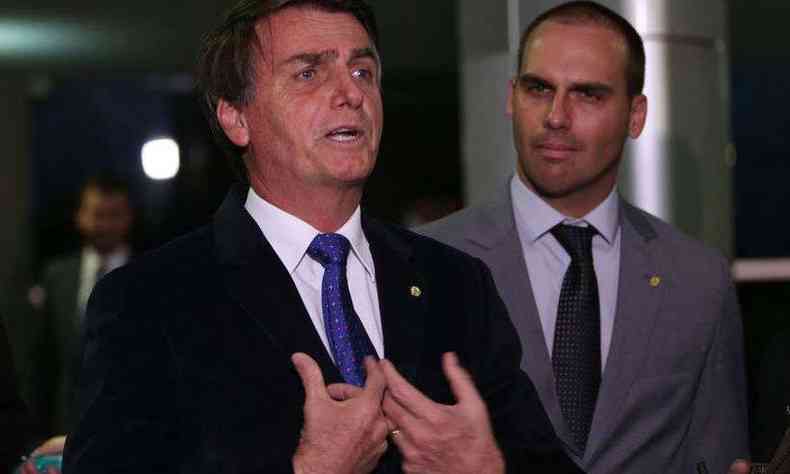 Presidente Jair Bolsonaro e o filho, deputado federal Eduardo Bolsonaro(foto: Fbio Rodrigues Pozzebom/Agncia Brasil)