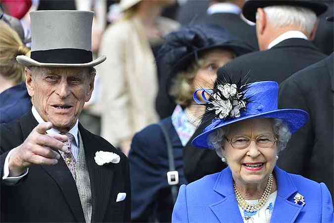 Elizabeth II  acompanhada pelo seu marido Philip(foto: REUTERS/Toby Melville )