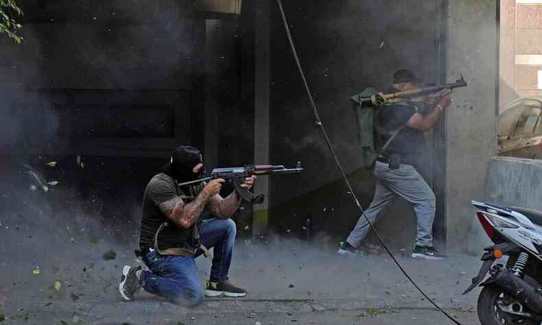 Homens armados durante tiroteio nas ruas de Beirute, capital do Lbano