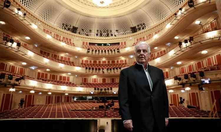 Daniel Barenboim posa para foto na sede da pera de Berlim, em setembro de 2017. 