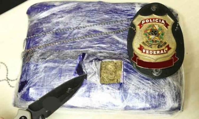Passageiros foram flagrados com porções de 10 quilos de skunk durante as escalas (foto: Polícia Federal/Divulgação) Passageiros foram flagrados com porções de 10 quilos de skunk durante as escalas (foto: Polícia Federal/Divulgação)