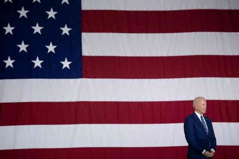 Joe Biden a frente da bandeira dos EUA