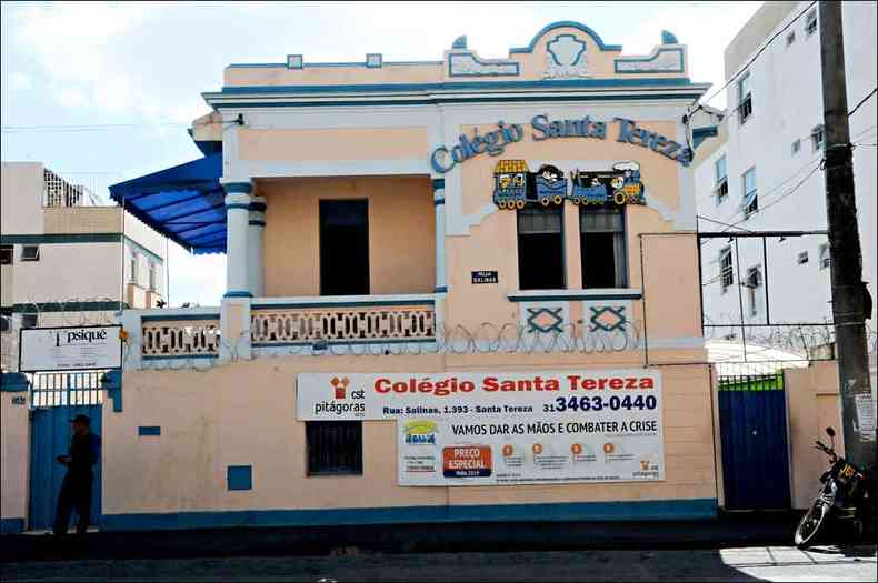  Fachada da escola e marcas de porto depredado pelo francs, acusado de seguidas agresses pela ex-companheira (foto: Paulo Filgueiras/EM/D.A. Press)