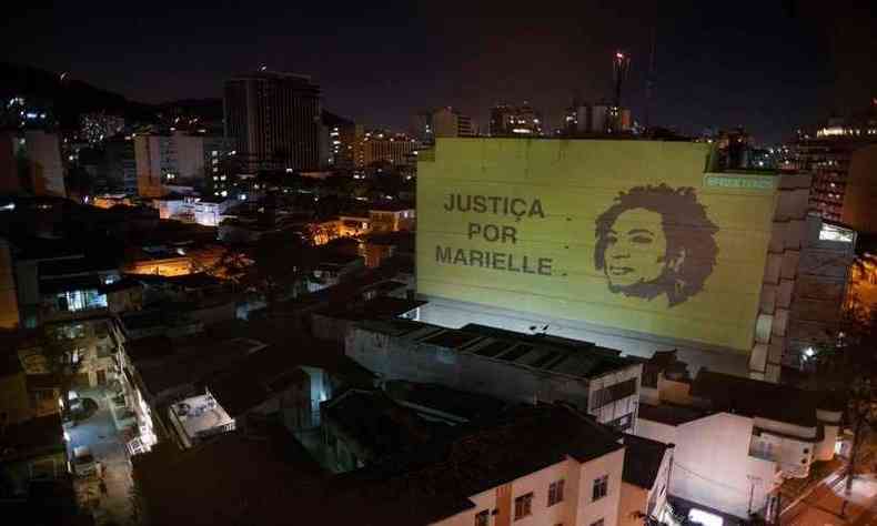 Projeo em prdio no Bairro de Botafogo, no Rio de Janeiro, que pede justia no case Marielle(foto: Mauro Pimentel/AFP)