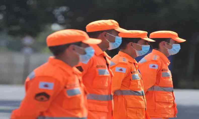 Bombeiros enfileirados 