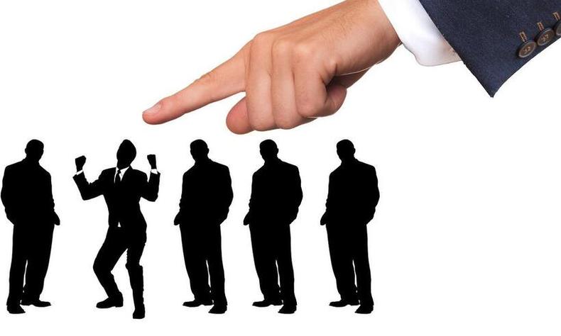 Ilustrao de fila de profissionais com um candidato escolhido