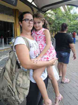Andrea Bicalho e a filha, Maria Clara, no conseguiram se sentar em um banco na Praa da Estao: 