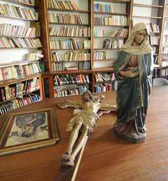 Na biblioteca, algumas imagens da capela aguardam a restaurao(foto: Beto Magalhes/EM/DA Press)