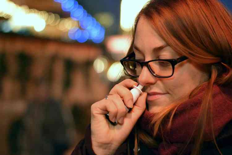 mulher ruiva, de culos, pinga medicamento no nariz
