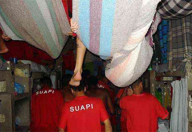 Presos improvisam redes no teto das celas para conseguirem dormir(foto: Ministrio Pblico/Divulgao)