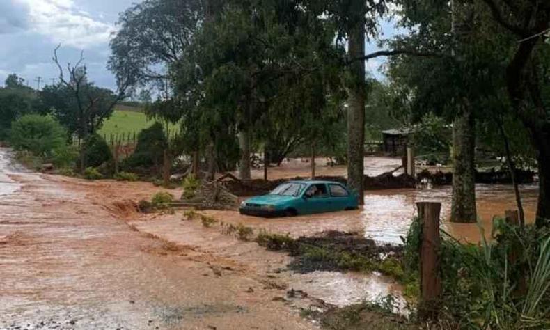 Condutor conseguiu sair do veículo e não se feriu(foto: SALA DE IMPRENSA CBMMG) carro levado por enxurrada