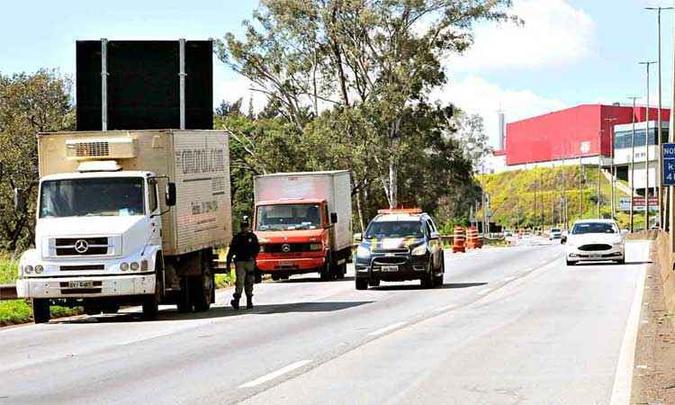 Policiais alertaram grevistas que seriam multados se não retirassem caminhões da pista da direita(foto: PAULO FILGUEIRAS/EM/D.A PRESS) Policiais alertaram grevistas que seriam multados se não retirassem caminhões da pista da direita(foto: PAULO FILGUEIRAS/EM/D.A PRESS)