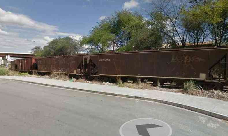Transeunte relatou ter visto um homem completamente ensanguentado cado na linha do trem(foto: Reproduo/Google Street View )