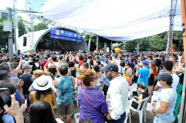 O pblico compareceu em massa na Praa da Savassi, neste domingo de outono