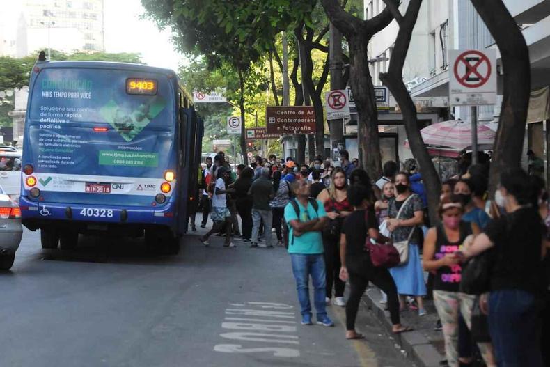 Usuários do transporte coletivo de BH tiveram problemas nos últimos dias(foto: Túlio Santos/EM/D.A Press) Imagem de ponto de ônibus cheio em BH