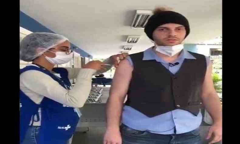 Comediante e Youtuber Diogo Defante enquanto foi vacinado