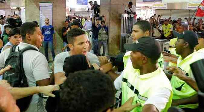 Caio Silva Souza visto em manifestao no Rio em outro momento antes de disparar rojo que matou cinegrafista(foto: Rudy Trindade/Frame/Agncia O Globo)