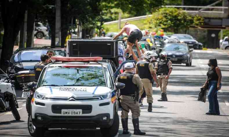 O batalho de trnsito no permitiu que as organizadoras viajassem na carroceria. Mas assegurou o protesto com escolta(foto: Leandro Couri/DA Press-EM)