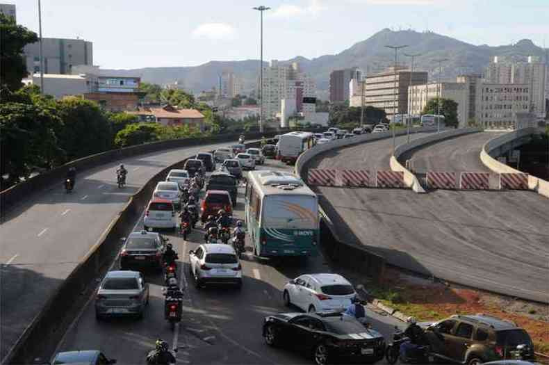 Congestionamento ao lado de pistas vazias: Sudecap sustenta que temporada de chuva atrasou a obra (foto: Paulo Filgueiras/EM/DA Press)